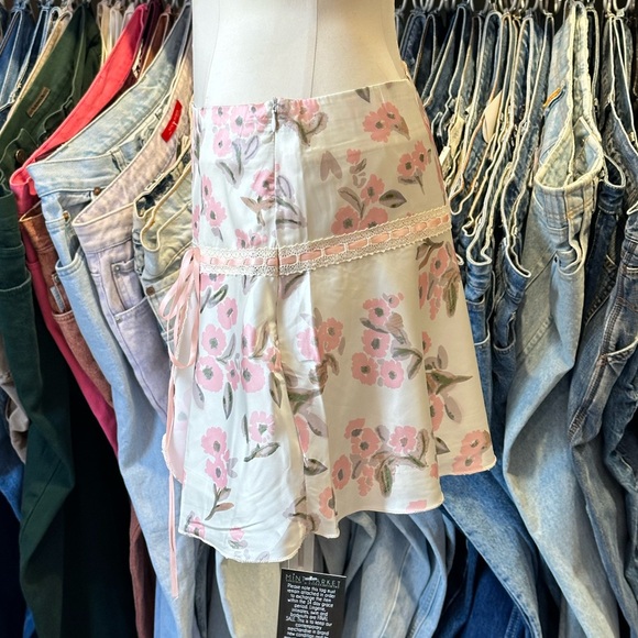 KEHLANI floral prints mini skirt - Picture 3 of 4